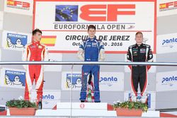 Podio: Ganador de la carrera Colton Herta, Carlin Motorsport; segundo lugar Leonardo Pulcini, Campos