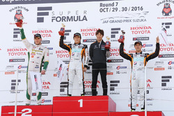 スーパーフォーミュラ最終戦レース1表彰台