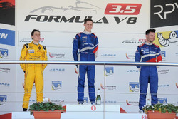 Podio: ganador de la carrera Egor Orudzhev, Arden Motorsport; segundo lugar Louis Deletraz, Fortec M