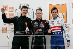 Podium: segundo, Stephen Daly, ganador, Scott Andrews, tercero, Kyle Kirkwood