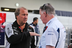 Роберт Фернли, заместитель руководителя Sahara Force India F1 Team Deputy Team Principal и Майк О'Др