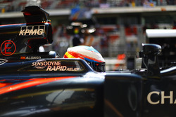 Fernando Alonso, McLaren MP4-31 in de pitlane