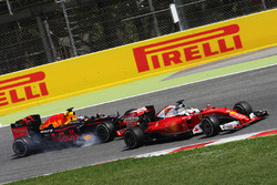 Daniel Ricciardo, Red Bull Racing RB12 and Sebastian Vettel, Ferrari SF16-H battle for position