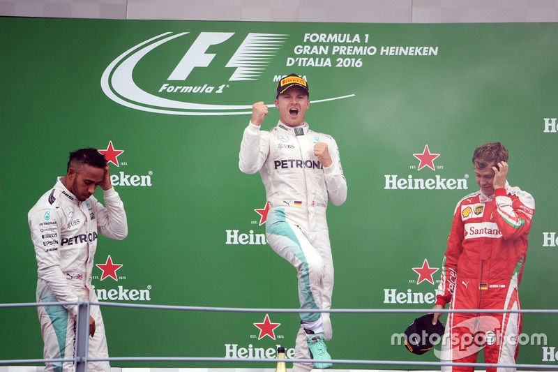 Podium: Sieger Nico Rosberg, Mercedes AMG F1; 2. Lewis Hamilton, Mercedes AMG F1; 3. Sebastian Vette