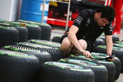 Un mécanicien Mercedes AMG F1 Team travaille sur les pneus Pirelli