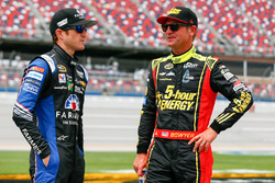 Kasey Kahne, Hendrick Motorsports Chevrolet, und Clint Bowyer, HScott Motorsports Chevrolet