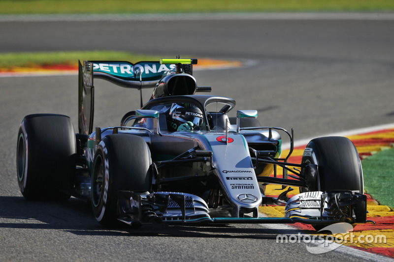 Nico Rosberg, Mercedes AMG F1 W07 Hybrid con il dispositivo Halo installato sulla monoposto