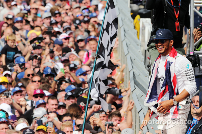 Ganador de la carrera Lewis Hamilton, Mercedes AMG F1 celebra con los fans