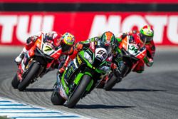 Tom Sykes, Kawasaki Racing Team closely followed by Chaz Davies and Davide Giugliano, Aruba.it Racin