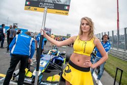 Grid girl, Alessio Lorandi, Carlin Dallara F312 - Volkswagen