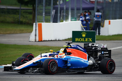 Rio Haryanto, Manor Racing MRT05 and Marcus Ericsson, Sauber C35 battle for position