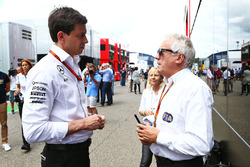 Toto Wolff, Azionista e Direttore esecutivo Mercedes AMG F1 con Charlie Whiting, Delegato FIA