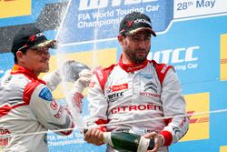 Подиум первой гонки: второе место - Норберт Михелиц, Honda Racing Team JAS, Honda Civic WTCC и победитель - Хосе-Мария Лопес, Citroën World Touring Car Team, Citroën C-Elysée WTCC