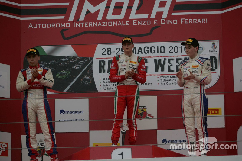 Podio Gara 2: il vincitore Mick Schumacher, Prema Powerteam, il secondo classificato Marcos Siebert, Jenzer Motorsport, il terzo classificato Job Van Uitert, Jenzer Motorsport