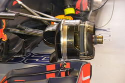 Red Bull Racing RB12, cestello freno anteriore sinistro aperto