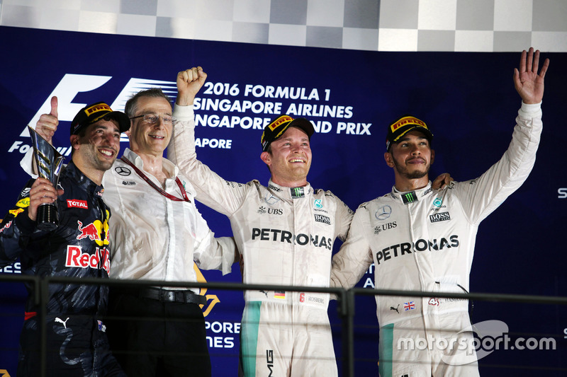 El podio: Daniel Ricciardo, Red Bull Racing, segundo; Nico Rosberg, de Mercedes AMG F1 ganador y Lew