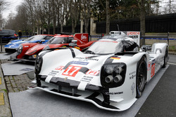 Porsche 919 Hybrid, RGR Sport by Morand LMP2, Ford GT in de straten van Parijs