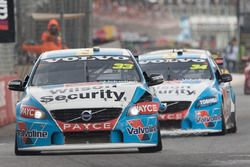 Scott McLaughlin, Garry Rogers Motorsport Volvo et James Moffat, Garry Rogers Motorsport Volvo