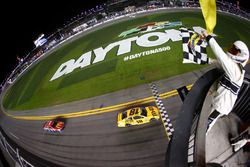 Kyle Busch, Joe Gibbs Racing Toyota passe sous le drapeau à damiers