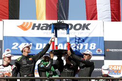 Podio: i vincitori della gara #2 Black Falcon Mercedes-AMG GT3: Abdulaziz Al Faisal, Hubert Haupt, Yelmer Buurman, Gabriele Piana