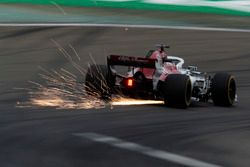 Marcus Ericsson, Sauber C37 Ferrari, saca chispas