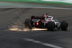 Marcus Ericsson, Sauber C37 Ferrari, saca chispas