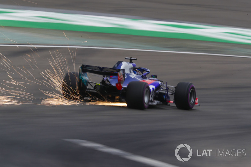 Las chispas vuelan desde el coche de Brendon Hartley, Toro Rosso STR13 Honda