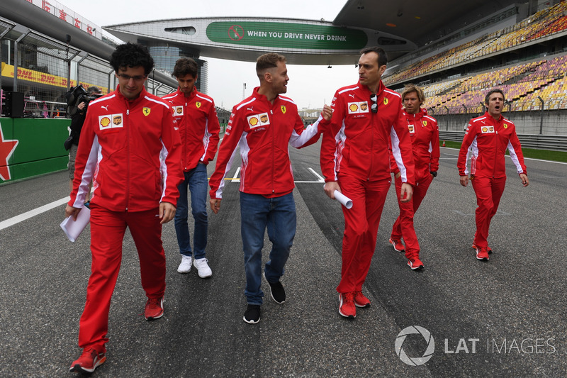 Sebastian Vettel, Ferrari, discute avec Riccardo Adami, ingénieur de course