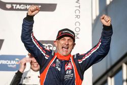 Podio: il vincitore della gara Gabriele Tarquini, BRC Racing Team Hyundai i30 N TCR