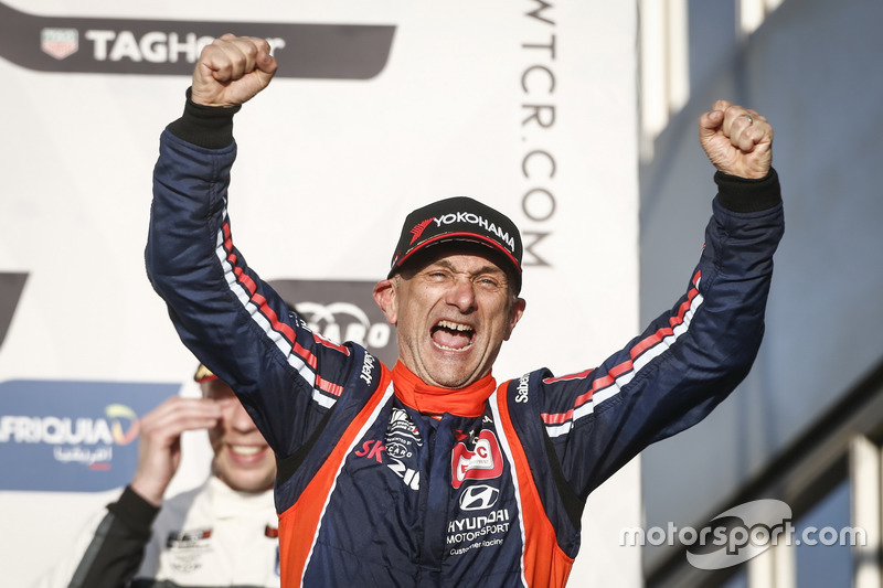 Podio: il vincitore della gara Gabriele Tarquini, BRC Racing Team Hyundai i30 N TCR