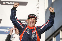 Podium: Race winner Gabriele Tarquini, BRC Racing Team Hyundai i30 N TCR