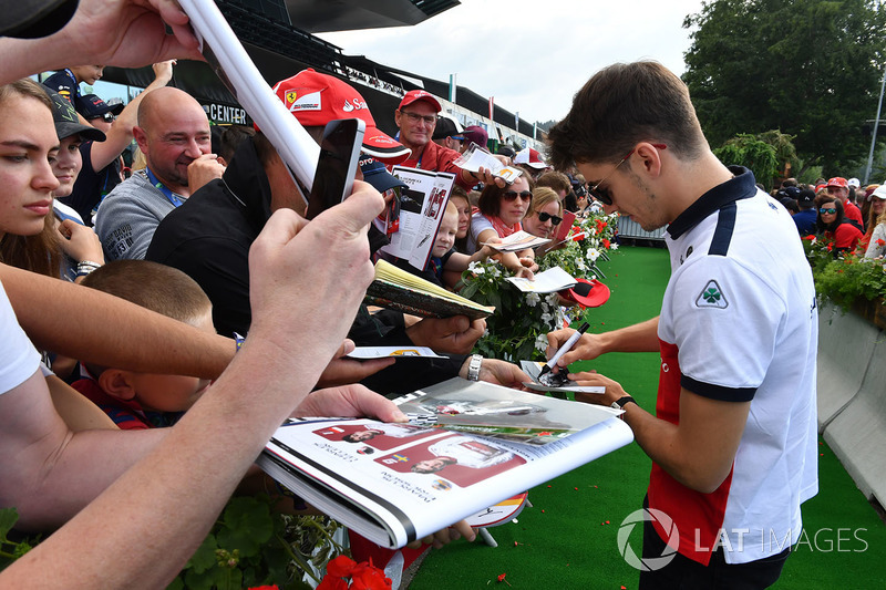 Charles Leclerc, Sauber signe des autographes pour les fans
