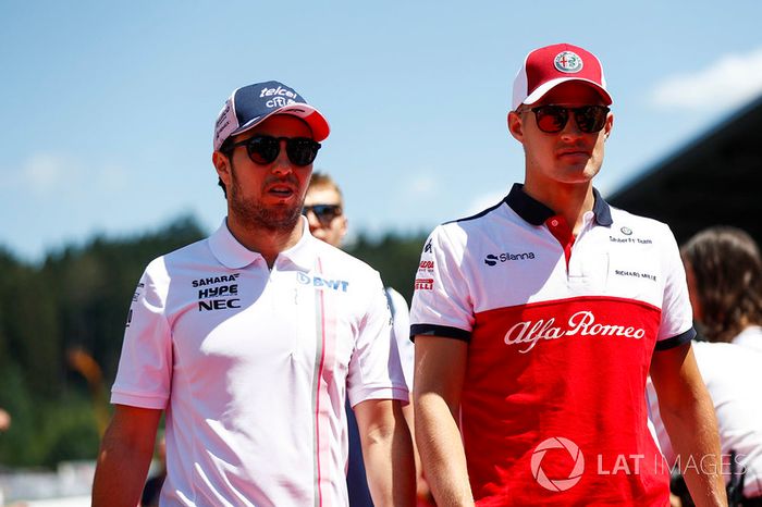 Sergio Perez, Force India, and Marcus Ericsson, Sauber, en el desfile de pilotos