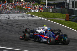 Pierre Gasly, Scuderia Toro Rosso STR13 en lutte avec Sergey Sirotkin, Williams FW41