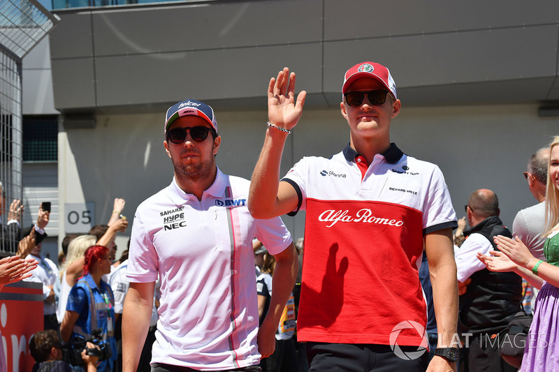 Sergio Perez, Force India et Marcus Ericsson, Sauber lors de la parade des pilotes
