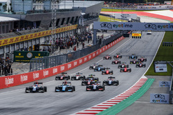 Ryan Tveter, Trident devance David Beckmann, Jenzer Motorsport, Giuliano Alesi, Trident, et le reste du peloton au départ