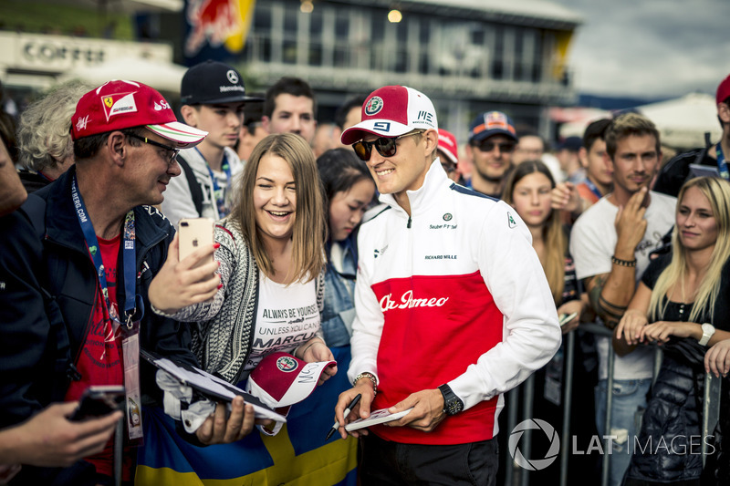Marcus Ericsson, Sauber fait un selfie avec des fans