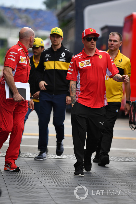 Jock Clear, Ferrari Chief Engineer, Nico Hulkenberg, Renault Sport F1 Team and Kimi Raikkonen, Ferrari