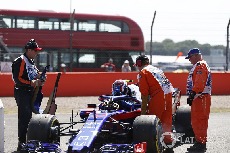 Pierre Gasly, Scuderia Toro Rosso STR13 stops on track