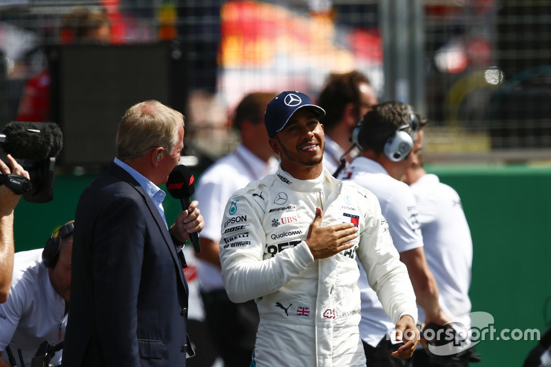 Martin Brundle, Sky Sports F1, interviewe le poleman Lewis Hamilton, Mercedes AMG F1