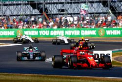Sebastian Vettel, Ferrari SF71H, voor Lewis Hamilton, Mercedes AMG F1 W09