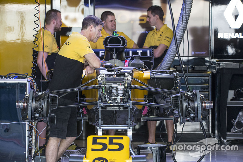Meccanici Renault Sport F1 a lavoro sulla RS17