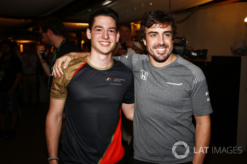 Cem Bolukbasi, Fernando Alonso, McLaren  en la E-Sports arena