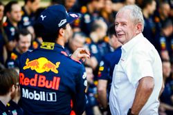 Гонщик Red Bull Racing Даниэль Риккардо и спортивный консультант Red Bull Хельмут Марко