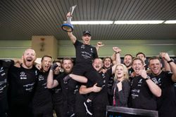 Race winner Valtteri Bottas, Mercedes AMG F1, celebrates with his team and his wife Emilia