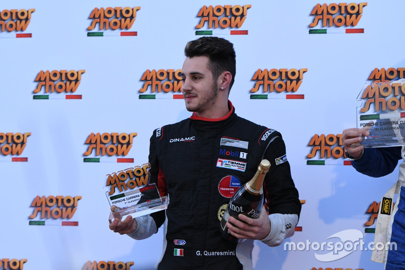 Gianmarco Quaresmini sul podio con il trofeo