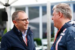 Stefano Domenicali y Otmar Szafnauer, director de operaciones de Force India, en el paddock