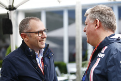 Stefano Domenicali y Otmar Szafnauer, director de operaciones de Force India, en el paddock