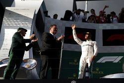 Lewis Hamilton, Mercedes-AMG F1 viert feest op het podium