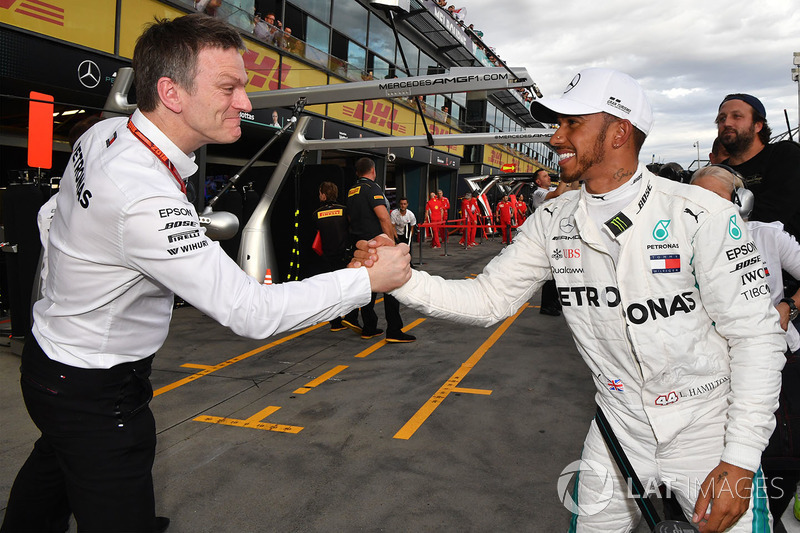 Lewis Hamilton, Mercedes-AMG F1, celebra su pole position del GP de Australia con James Allison